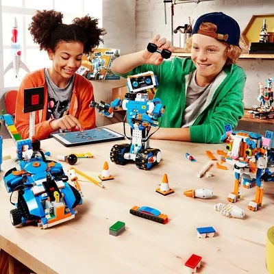 Kids building lego robot